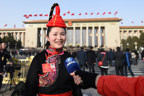 3月5日，第十二屆全國人民代表大會第四次會議在北京人民大會堂開幕。這是全國人大代表鐘雪玲接受記者采訪。新華社記者 潘昱龍 攝