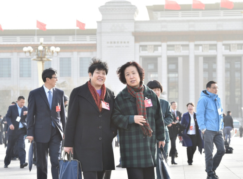 3月5日，第十二屆全國人民代表大會第四次會議在北京人民大會堂開幕。這是全國人大代表抵達(dá)天安門廣場。新華社記者 李賀 攝