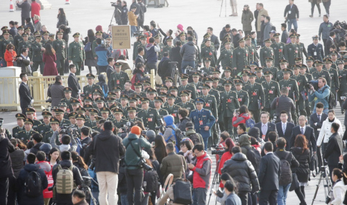 3月5日，第十二屆全國人民代表大會第四次會議在北京人民大會堂開幕。這是解放軍代表進(jìn)入人民大會堂。新華社記者 李剛 攝