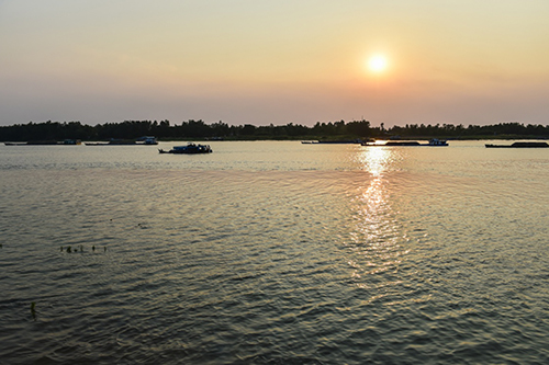 這是4月4日在越南同塔省鴻御縣拍攝的夕陽下的湄公河。